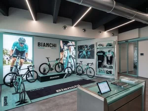 Pareti mobili insieme con una porta automatica scorrevole a due ante mobili e sistema ridondante, rendono elegante la show room e comodo l'ingresso.