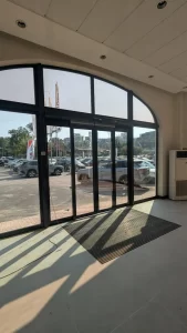 Una concessionaria di auto ha scelto di installare porte automatiche scorrevoli a due ante fisse + due mobili, con sistema a sfondamento integrale. Questa soluzione permette una apertura completa del vano passaggio in modo da poter far transitare anche le autovettura dalla show room al parcheggio espositivo esterno.