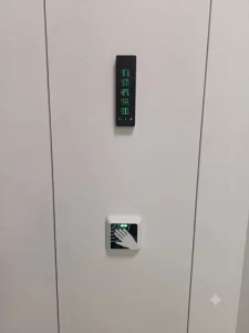 nell'immagine si vedono il pulsante a sfioro per l'apertura automatica ed il quadro di comando delle aperture dell'anta.