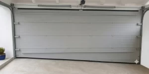 L'immagine mostra l'interno di un garage caratterizzato da un pavimento inclinato all'ingresso. Per questo motivo l'ultimo pannello inferiore non ha la classica forma rettangolare, bensì a trapezio, in modo da adattarsi perfettamente in modo complanare al pavimento.