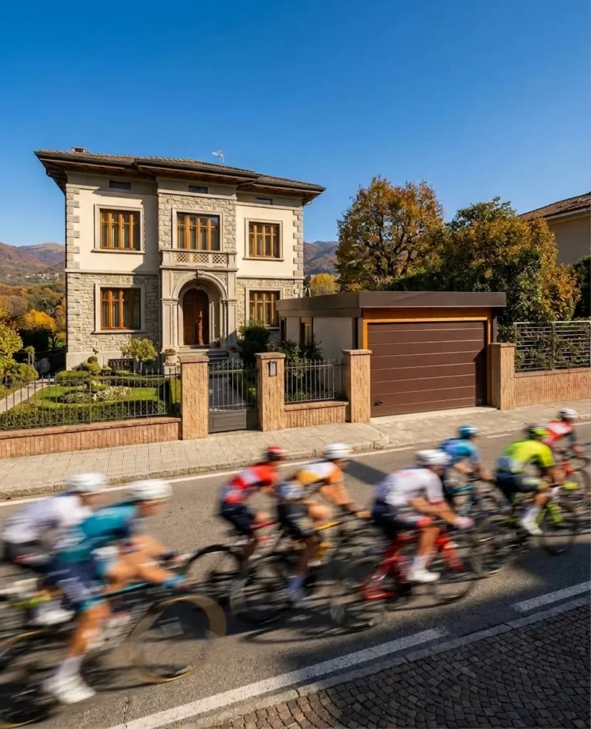 Una casa di alto pregio con un garage fronte strada chiuso da un portone sezionale Aprico finitura simil legno