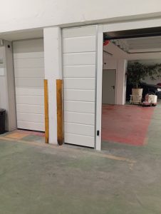 le pareti laterali della porta sezionale ricoperte da eleganti pannelli nelle finiture nei colori e nelle finiture identiche ai pannelli della porta del garage.