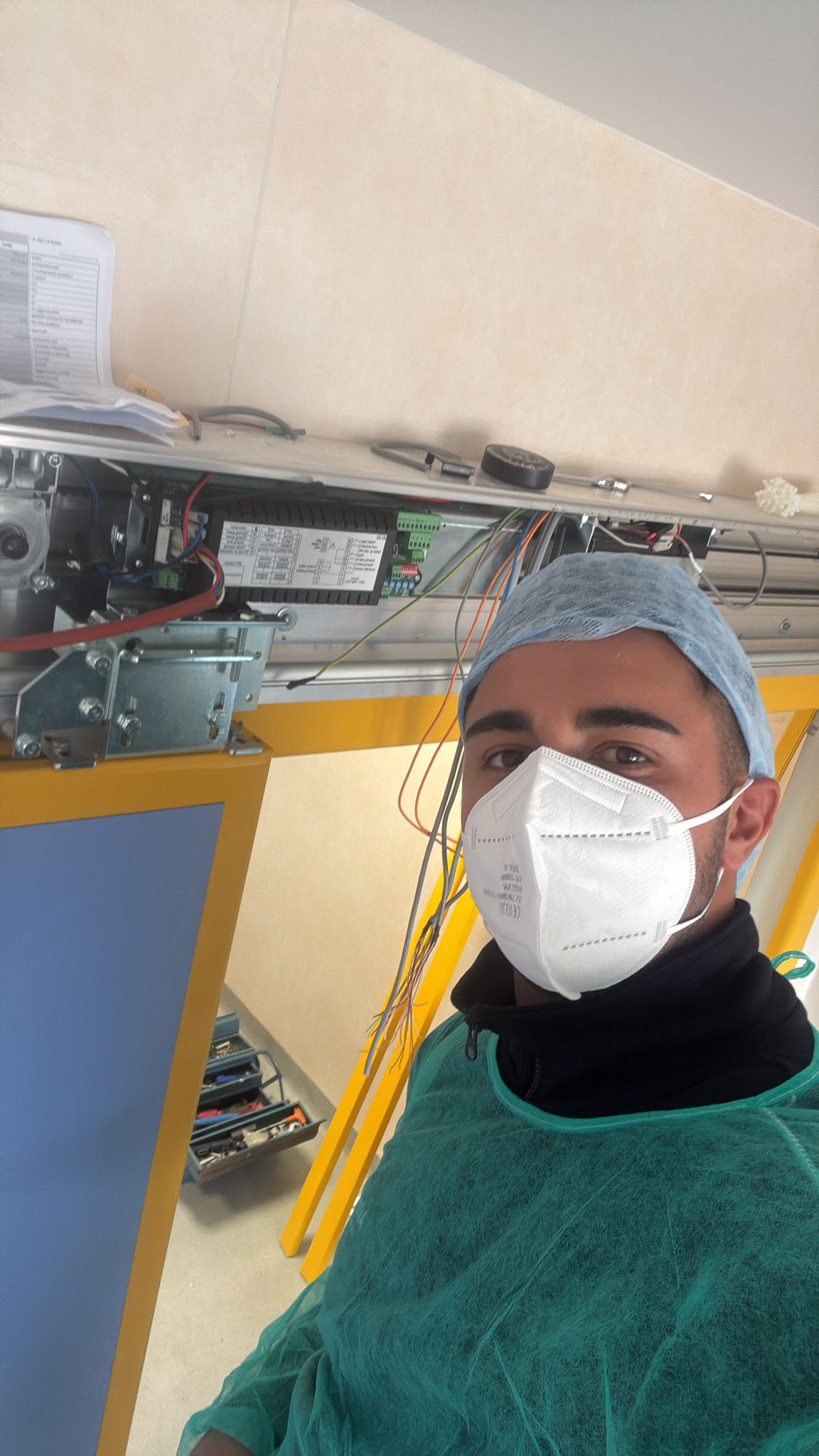 tecnico Aprico al lavoro per un'installazione in sala operatoria