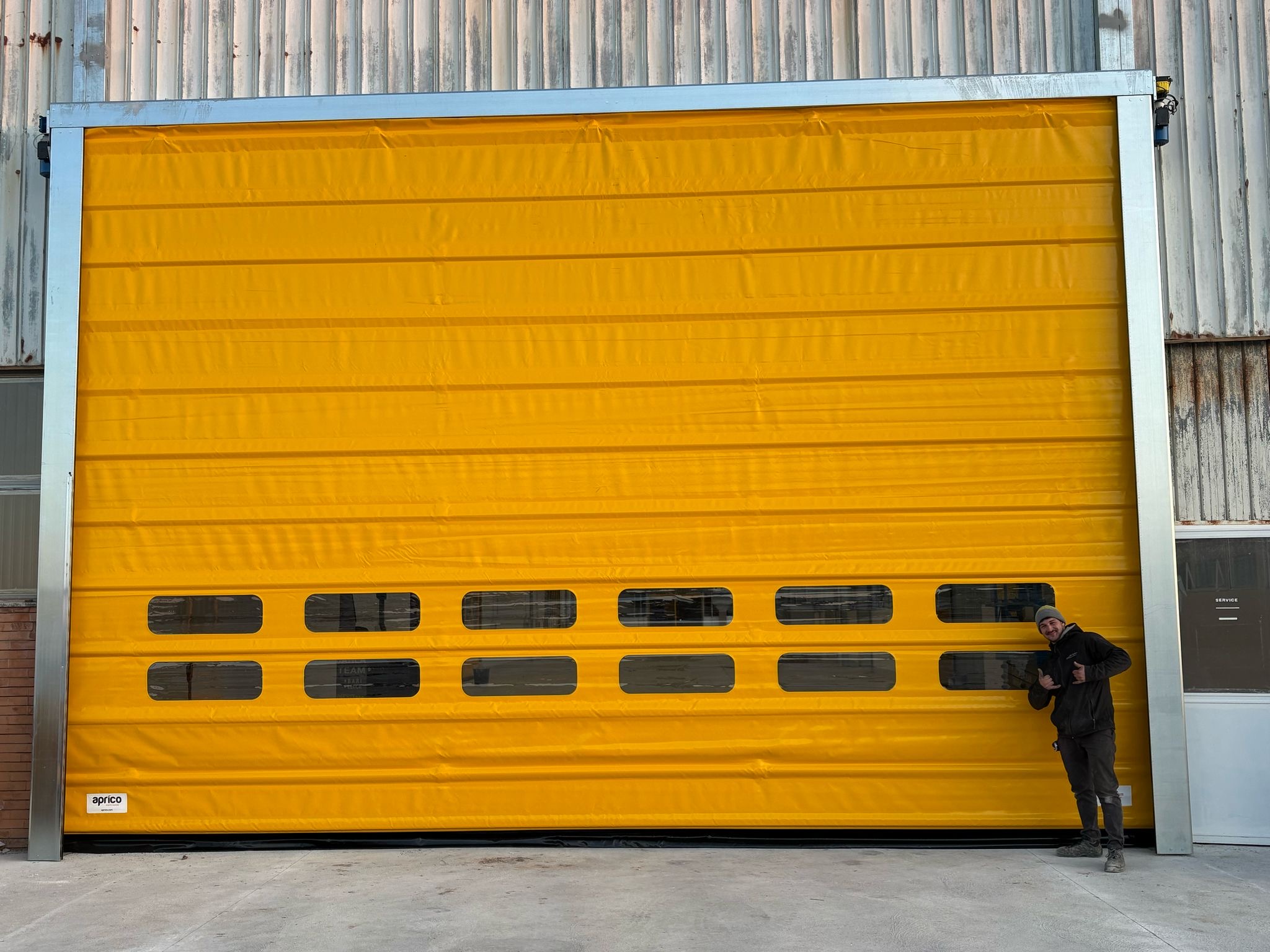 installazione appena terminata di una porta rapida gialla