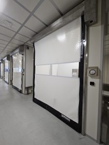 3 porte rapide per clean room con meccanismo autoreparabile e finestrature trasparenti