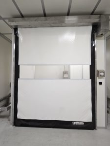 porte rapida autoriparabile all'ingresso di un reparto di un'azienda farmaceutica multinazionale