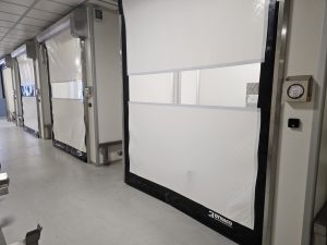 4 porte rapide per clean room, installate negli ingressi dei reparti di un'azienda farmaceutica multinazionale