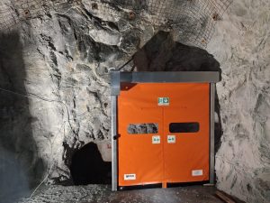 porta rapida di colore arancione installata in una miniera