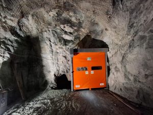 porta rapida Aprico di colore arancione correttamente installata in una miniera