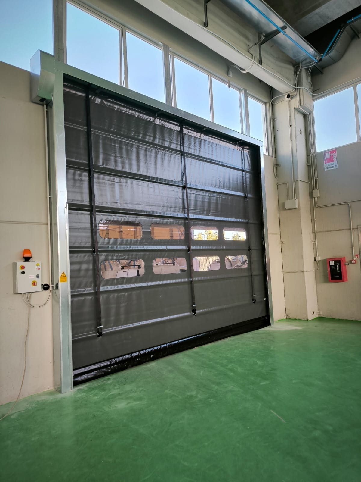 porta rapida Aprico Pack di colore grigio scuro installata in un'industria