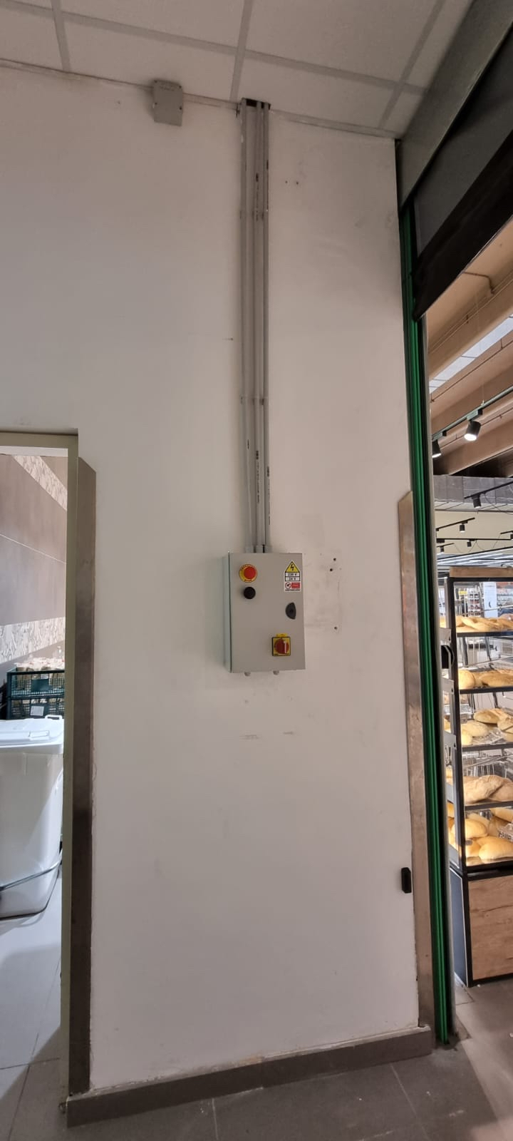 Comandi del meccanismo per la porta rapida di un supermercato