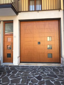 porta e portoncino color legno