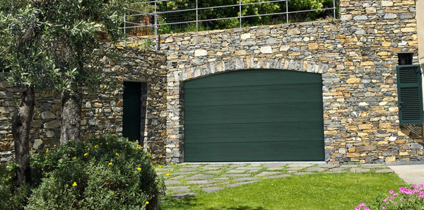 Porta sezionale per garage Aprico color verde