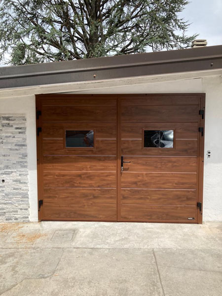Porta sezionale per garage Aprico color legno con porta d'ingresso