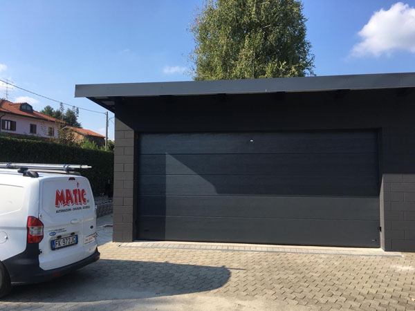 Porta per garage nera installata da Matic Automazioni