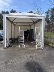 una fase dell'installazione di un portone sezionale per box auto prefabbricato