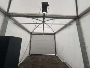 portone installato: vista dall'interno del box