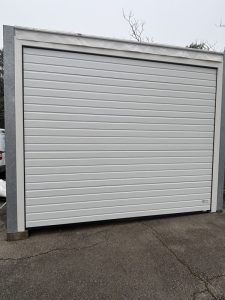portone per garage chiuso di colore bianco