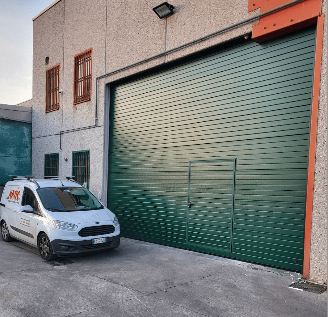 portone sezionale con porta pedonale