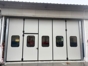 portone a libro con finestre per grande apertura industriale da 12 metri