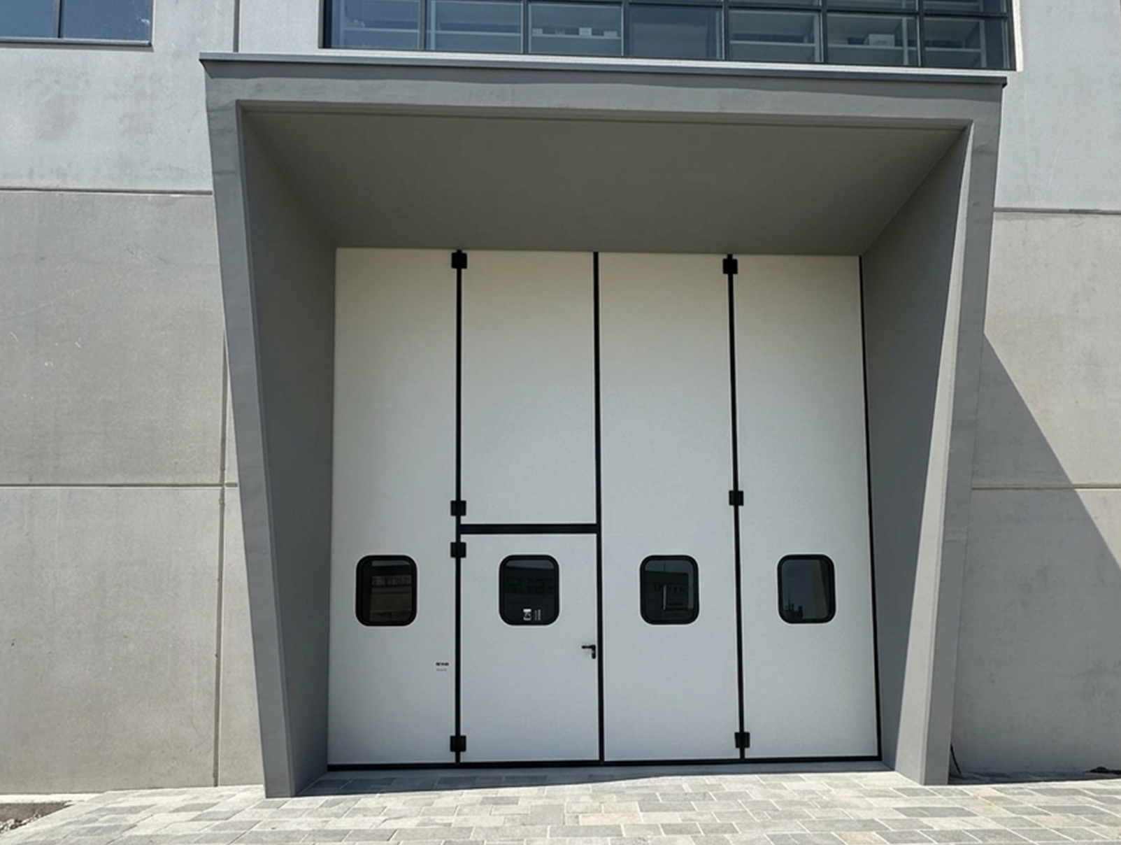 Portoni industriali ad alte prestazioni per logistica, produzione, magazzini e officine versione scorrevole, colore rosso