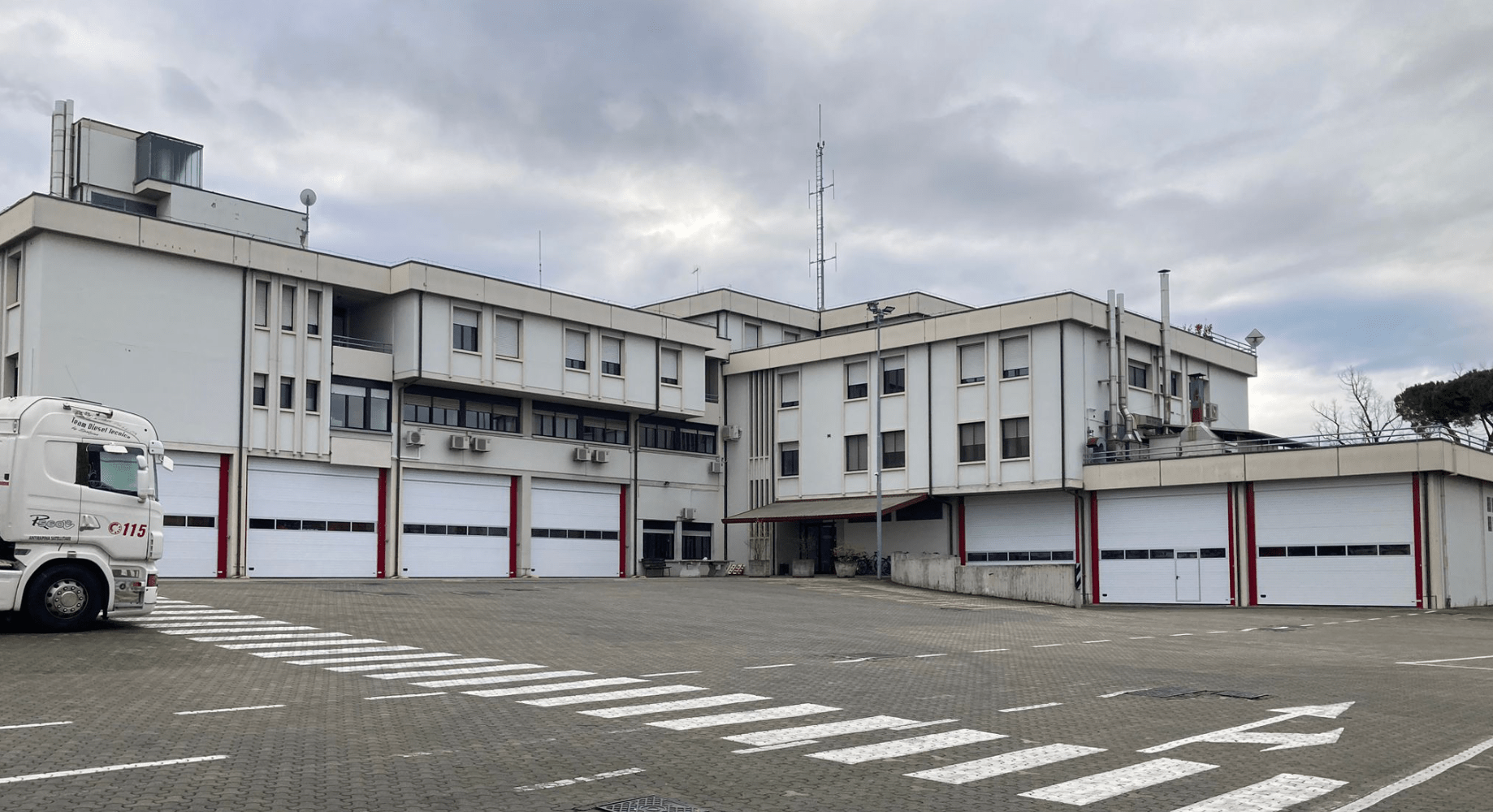 Portoni sezionali industriali Aprico nella caserma dei vigli del fuoco di Forlì, vista dal piazzale