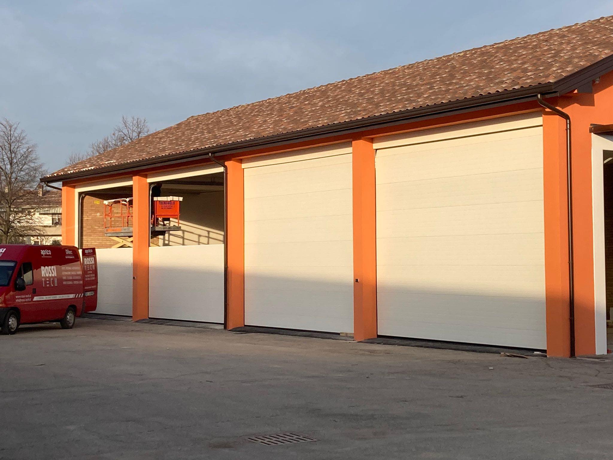portoni installati - vista laterale