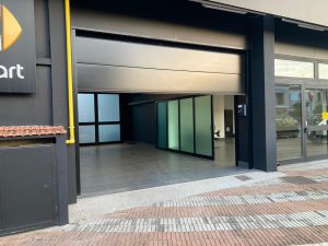 Porta sezionale industriale per concessionaria Smart