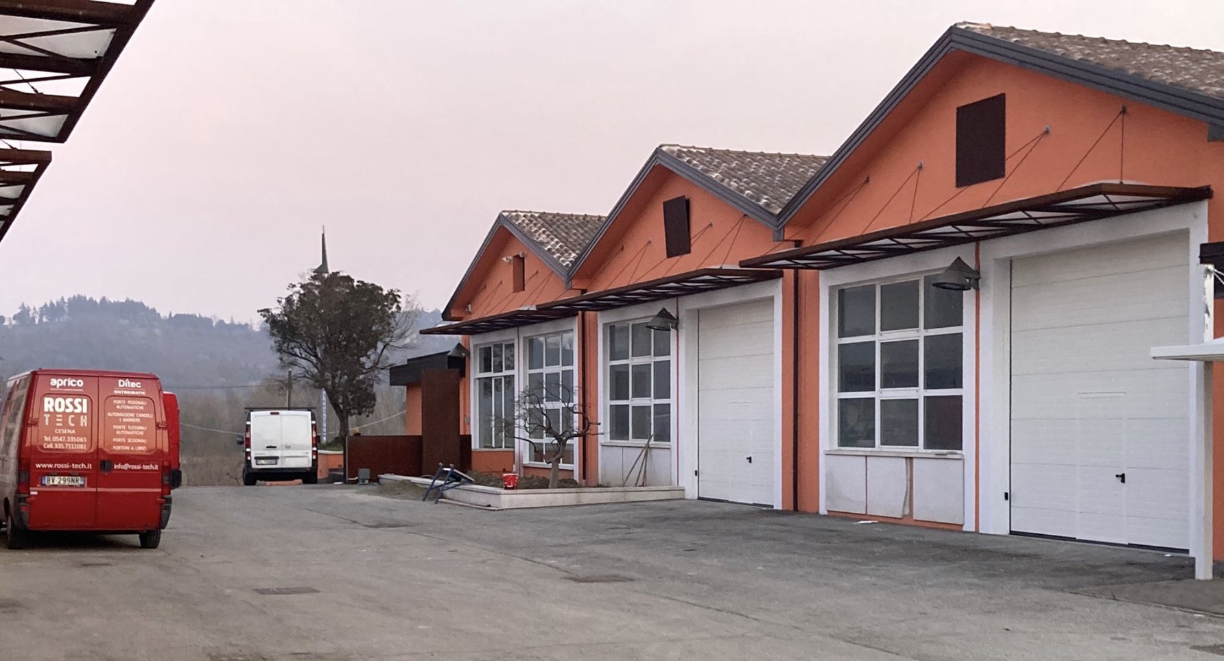 portoni sezionali industriali con finestre