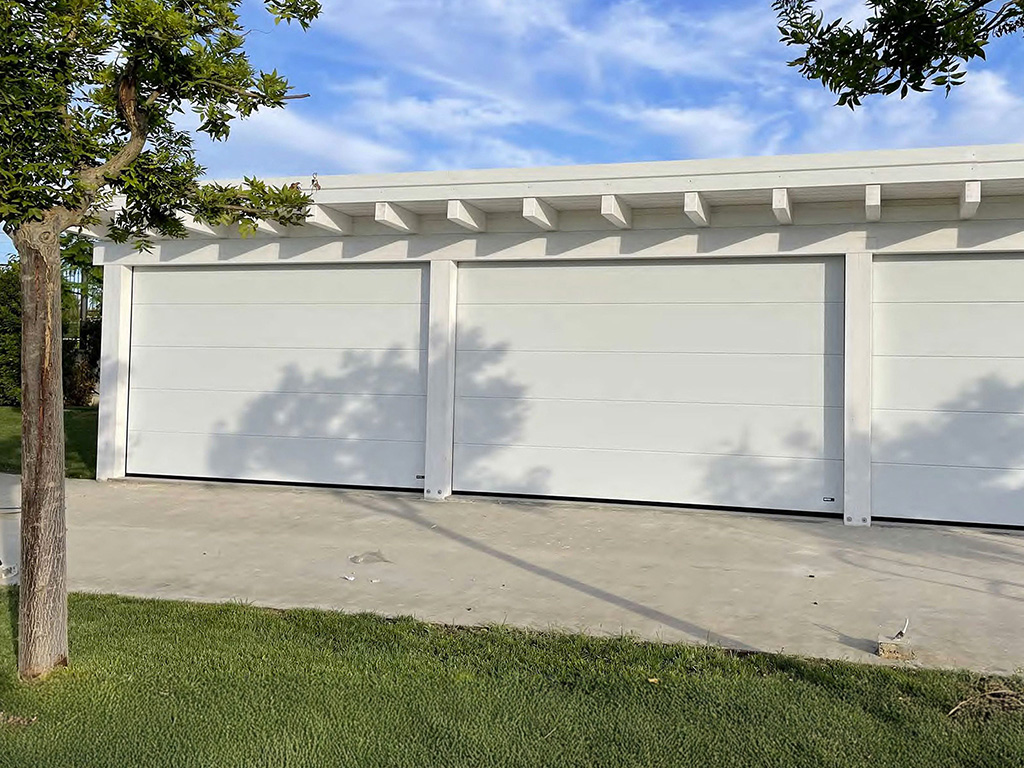 Porte automatiche per garage sicure e coibentate per abitazioni, condomini e autorimesse