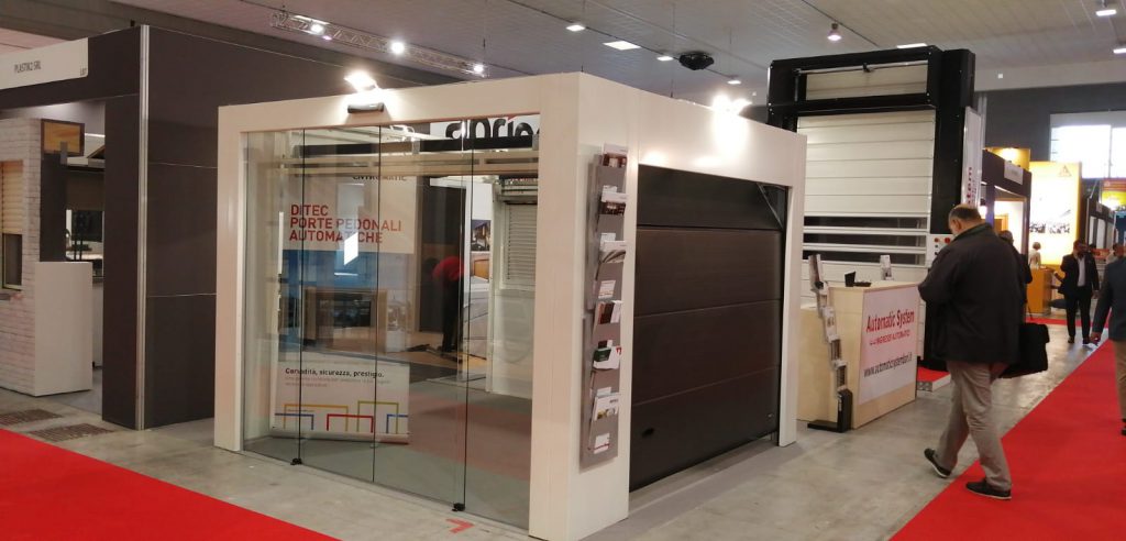 Porte sezionali, porte automatiche e porte rapide Aprico al SAIE di Bari.