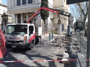 Una batteria di dissuasori mobili installati agli ingressi del ghetto ebraico di Roma