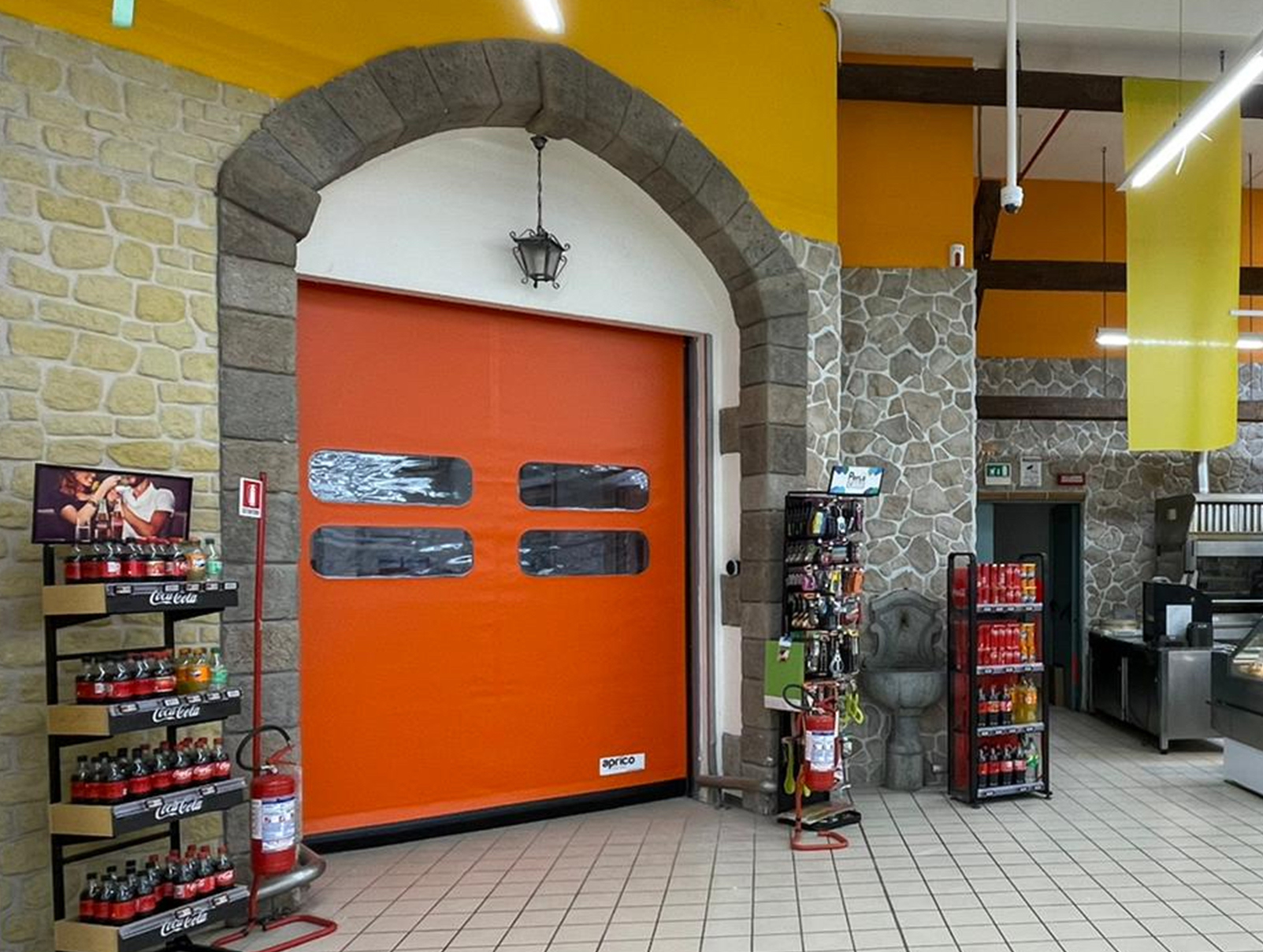 Porte rapide industriali ad alta velocità per logistica, produzione, magazzini e ambienti a temperatura controllata, colore rosso aprico