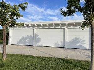 Porte sezionali per garage bianche Aprico.