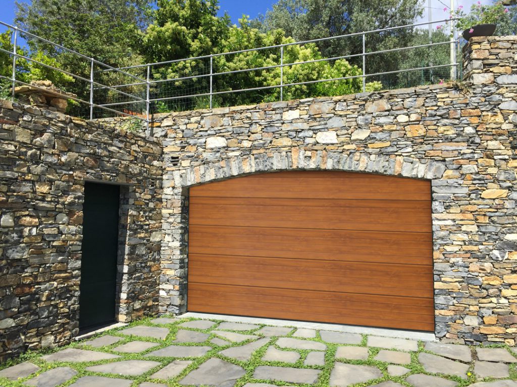 Porte sezionali per garage Aprico.